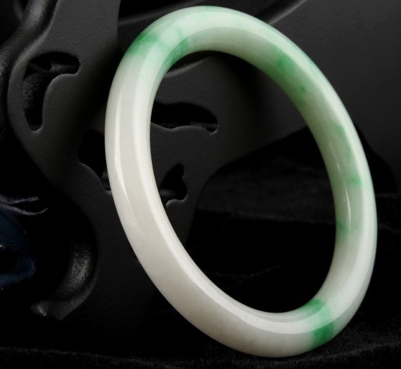 翡翠手镯寄卖，豆种飘阳绿圆条翡翠手镯