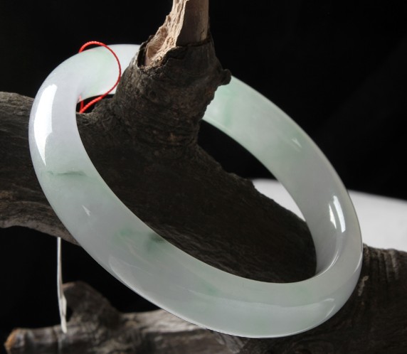 翡翠手镯寄卖，翡翠飘花手镯